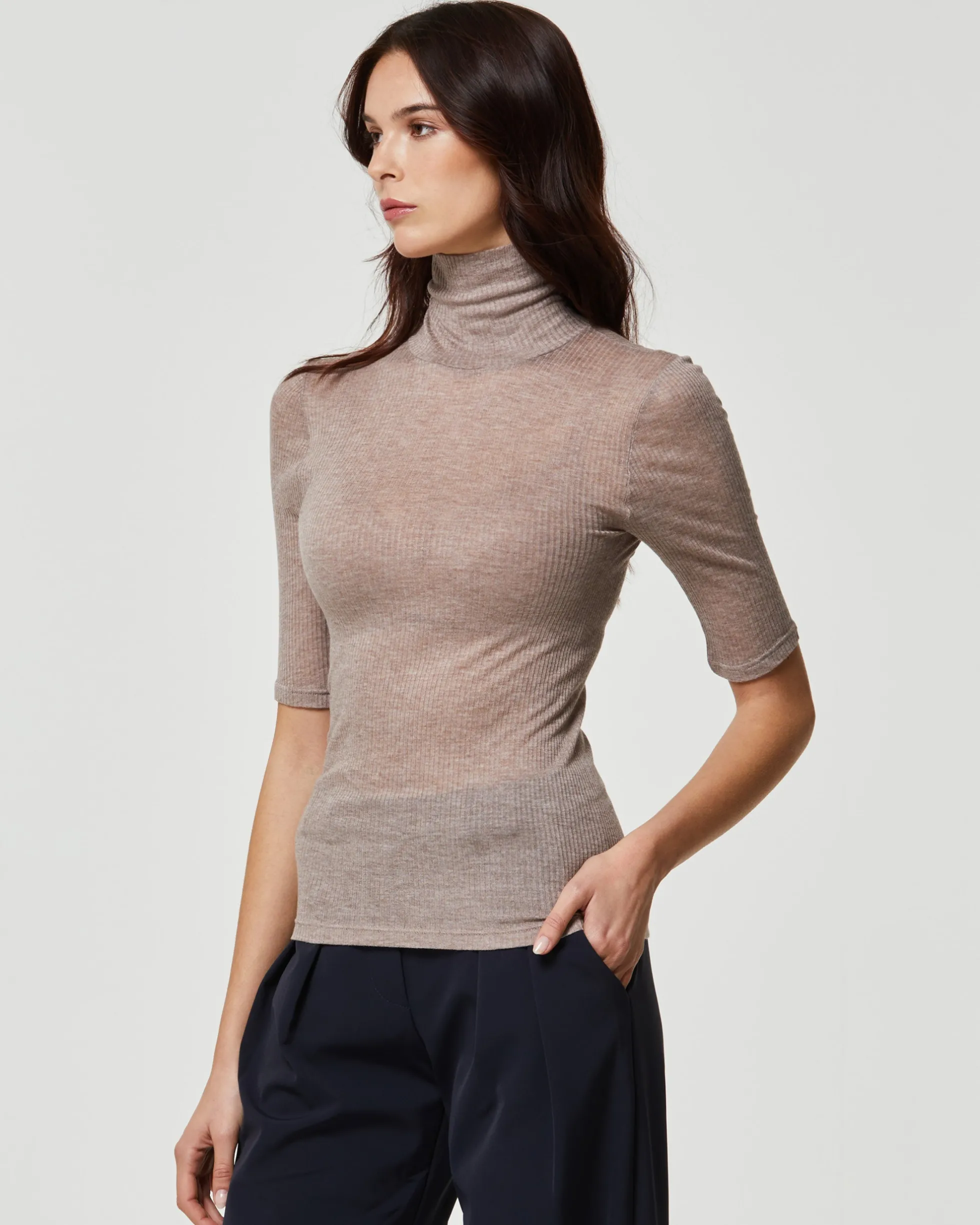 Maglia rib manica corta collo alto in modal cashmere a costine